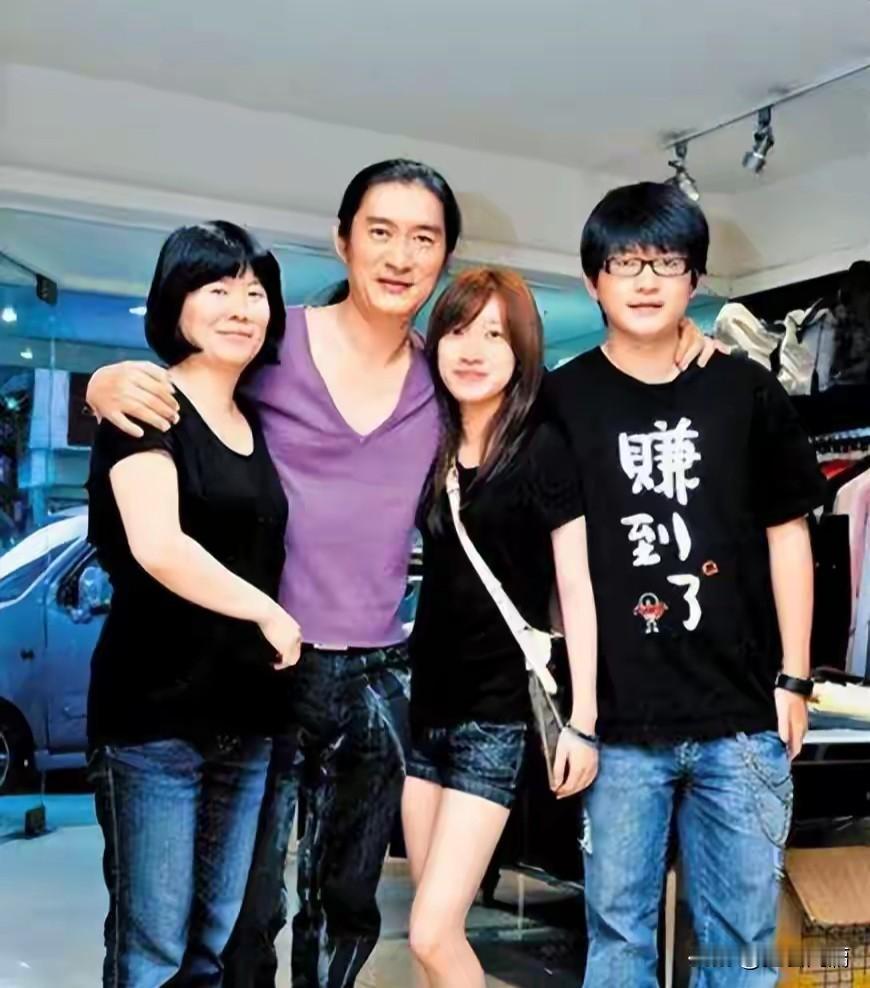 儿子结婚，黄安竟然没有出席！
 
当年凭《新鸳鸯蝴蝶梦》爆火的歌手黄安，2023