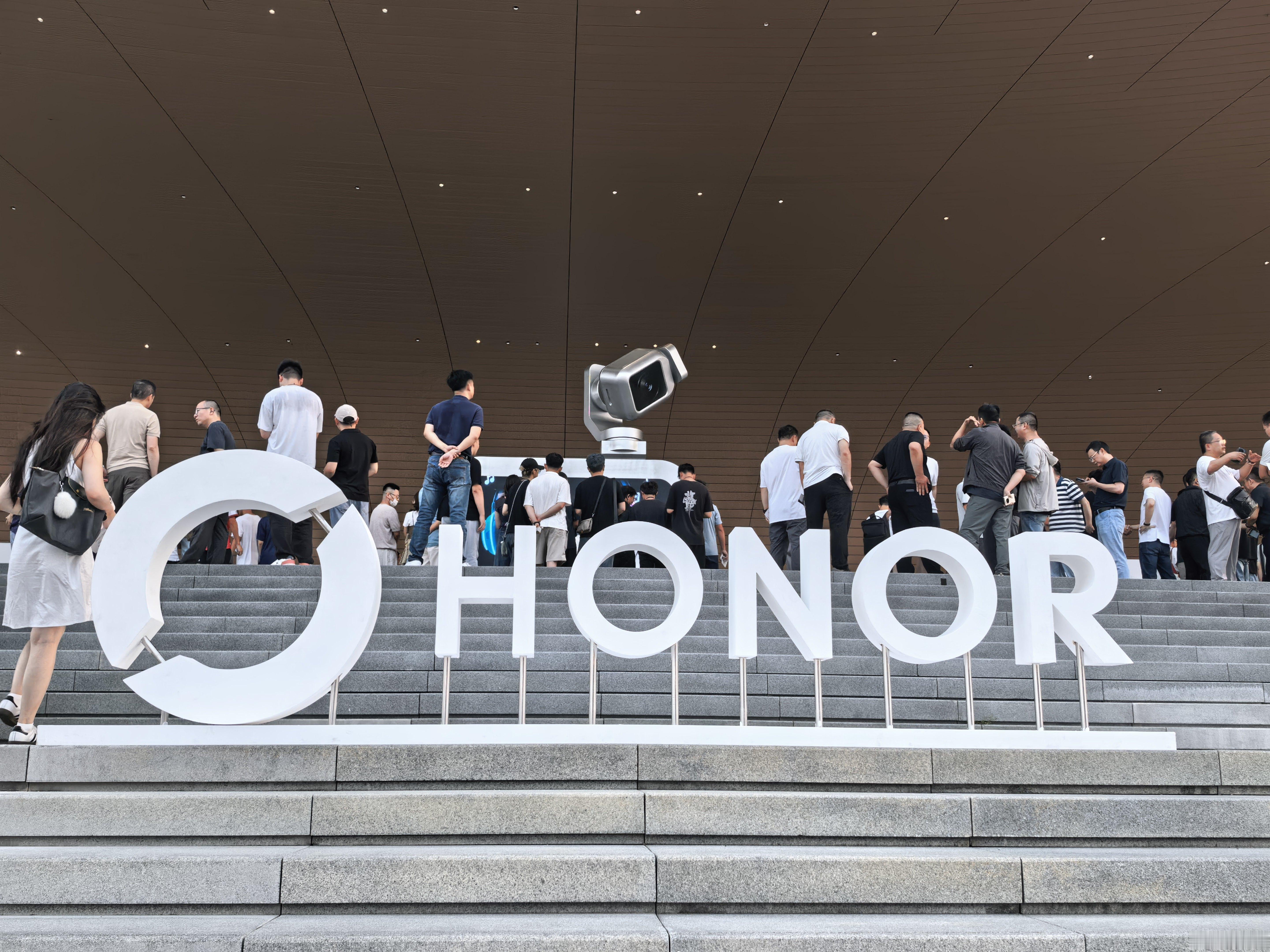 来到荣耀Robot Phone发布会现场了，今晚最期待的就是价格了吧荣耀robo