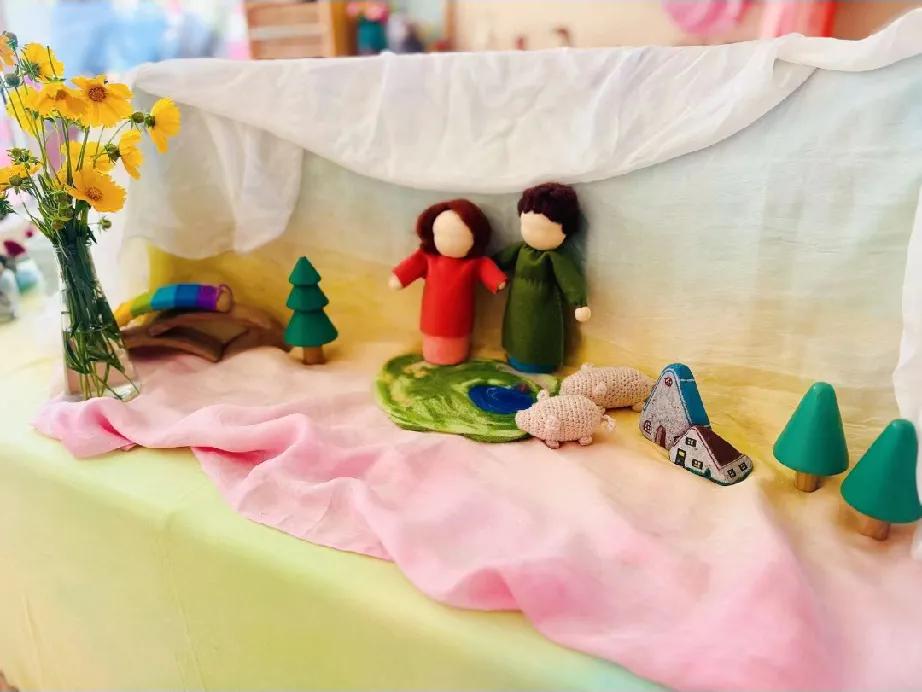 幼儿园的生日总是充满童真与暖意。教室里挂满彩色气球，小伙伴们围坐成圈，齐声唱起生