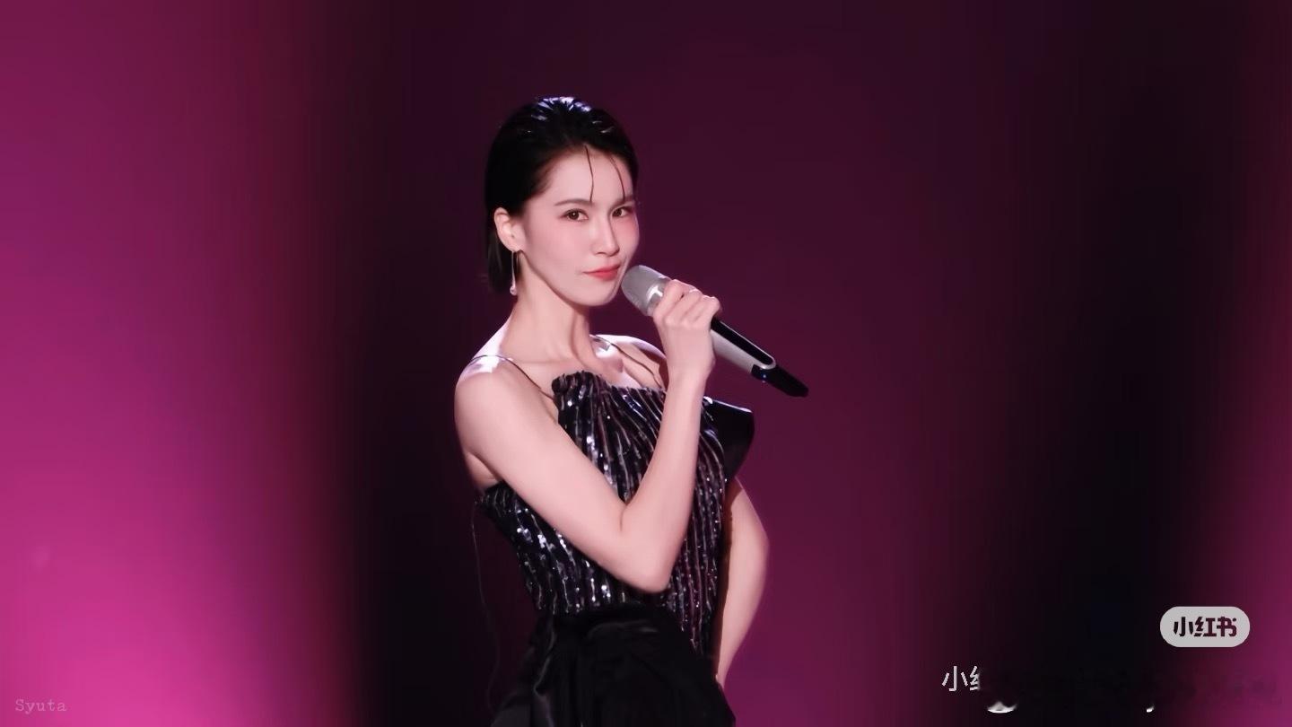 曾沛慈说现在的自己从容自由幸福曾沛慈黄伟晋一见面就互怼看到曾沛慈 和黄伟晋同框，