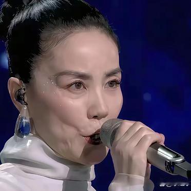 王菲56岁，谢霆锋45岁。
旁边的人开始数她脸上的细纹，夸他健身后的手臂线条。他