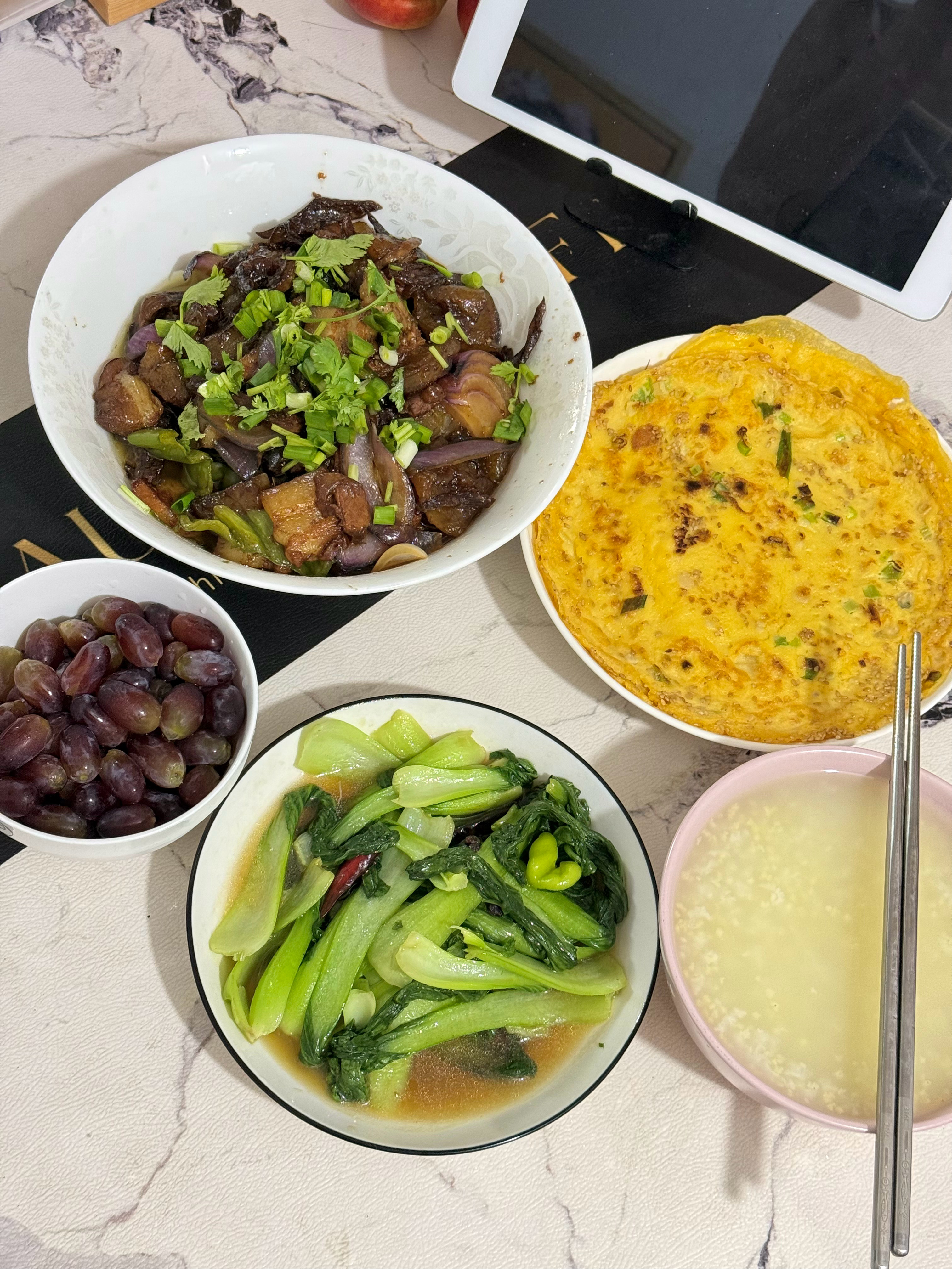 二眼一睁就是吃 十二点午饭二点半午睡五点晚饭 