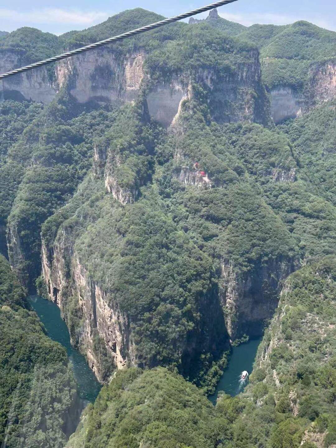 真心话茶局峡谷藏清涧，天开一线间。山风裹着草木香，吹过亿万年的岩壁，把城市的喧嚣
