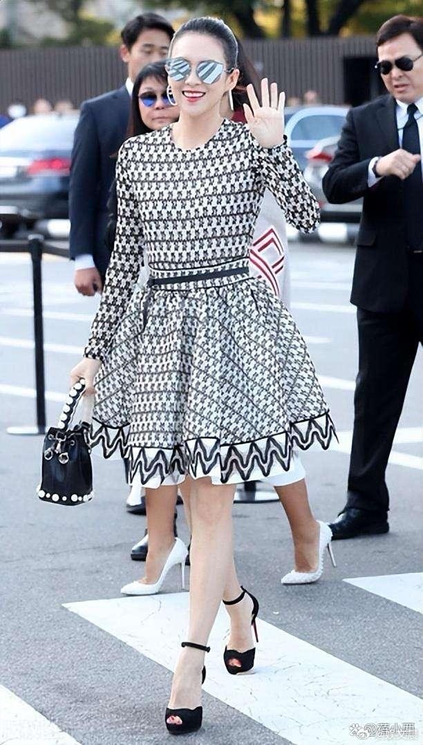 章子怡状态回春！ 一袭印花连衣裙亮相，高级感与洋气并存，优雅气质完美拿捏。 ​​