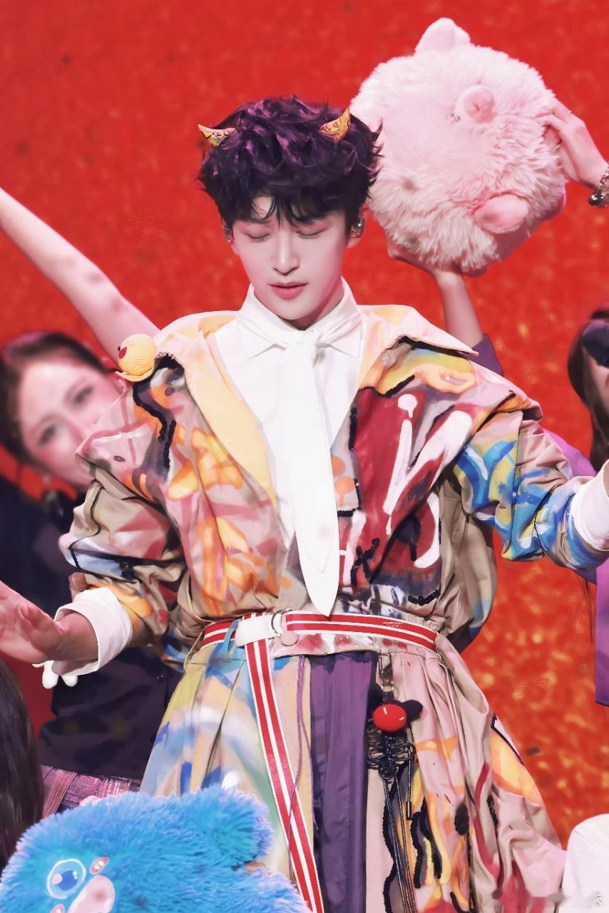 黄子弘凡鸟巢演唱会定档 从音乐节小舞台到鸟巢开唱，他的成长肉眼可见，这场视听狂欢