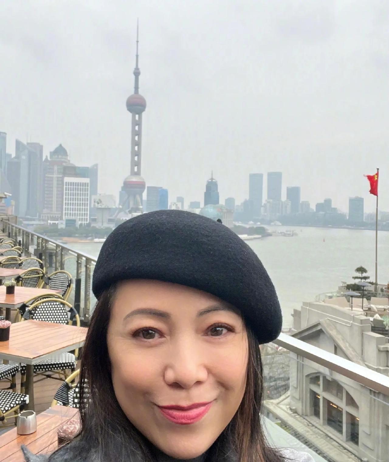 邓萃雯现身上海外滩，拍照打卡，57岁气质真好！邓萃雯化着淡妆，戴着贝雷帽，精致时