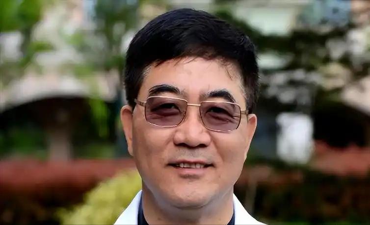 2016年，上海中山医院顶尖心内科主任葛均波，在为一位19岁的少女做心脏手术时，