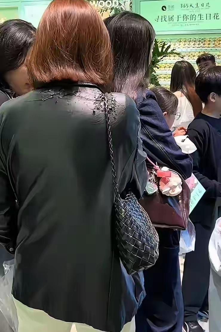 也许她自己还不知道呢？逛了一天街，才发现后肩皮开了
我以前穿过这种皮衣，放了两年