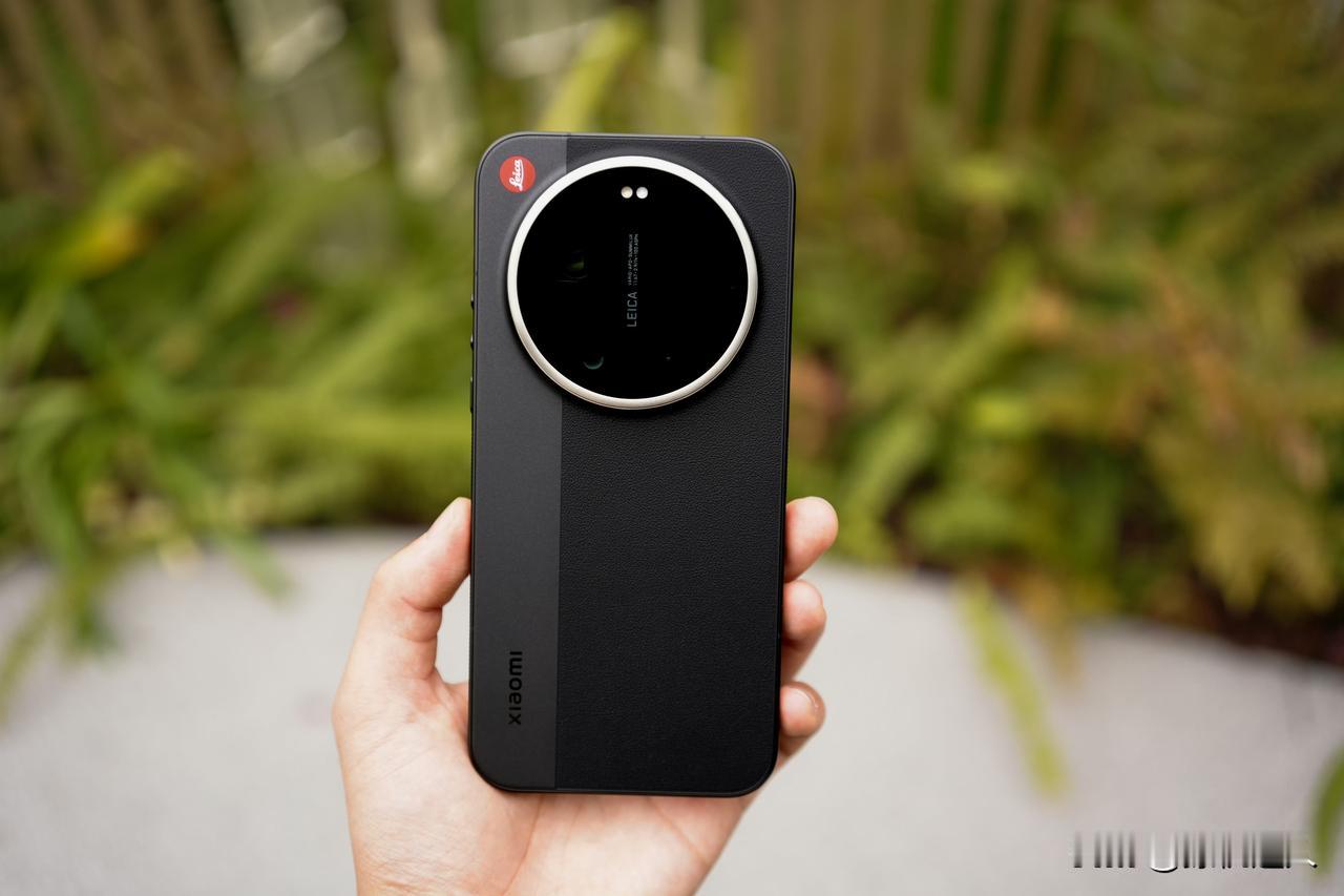 徕卡可乐标、模拟相机的大师变焦环、中框镌刻徕卡铭文、徕卡3:2画幅，大家认为小米