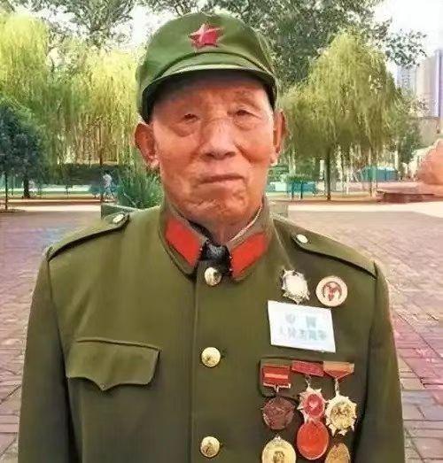 “老雷，这个战斗英雄是不是你？”1953年，河南一名清洁工被领导叫进办公室，开口