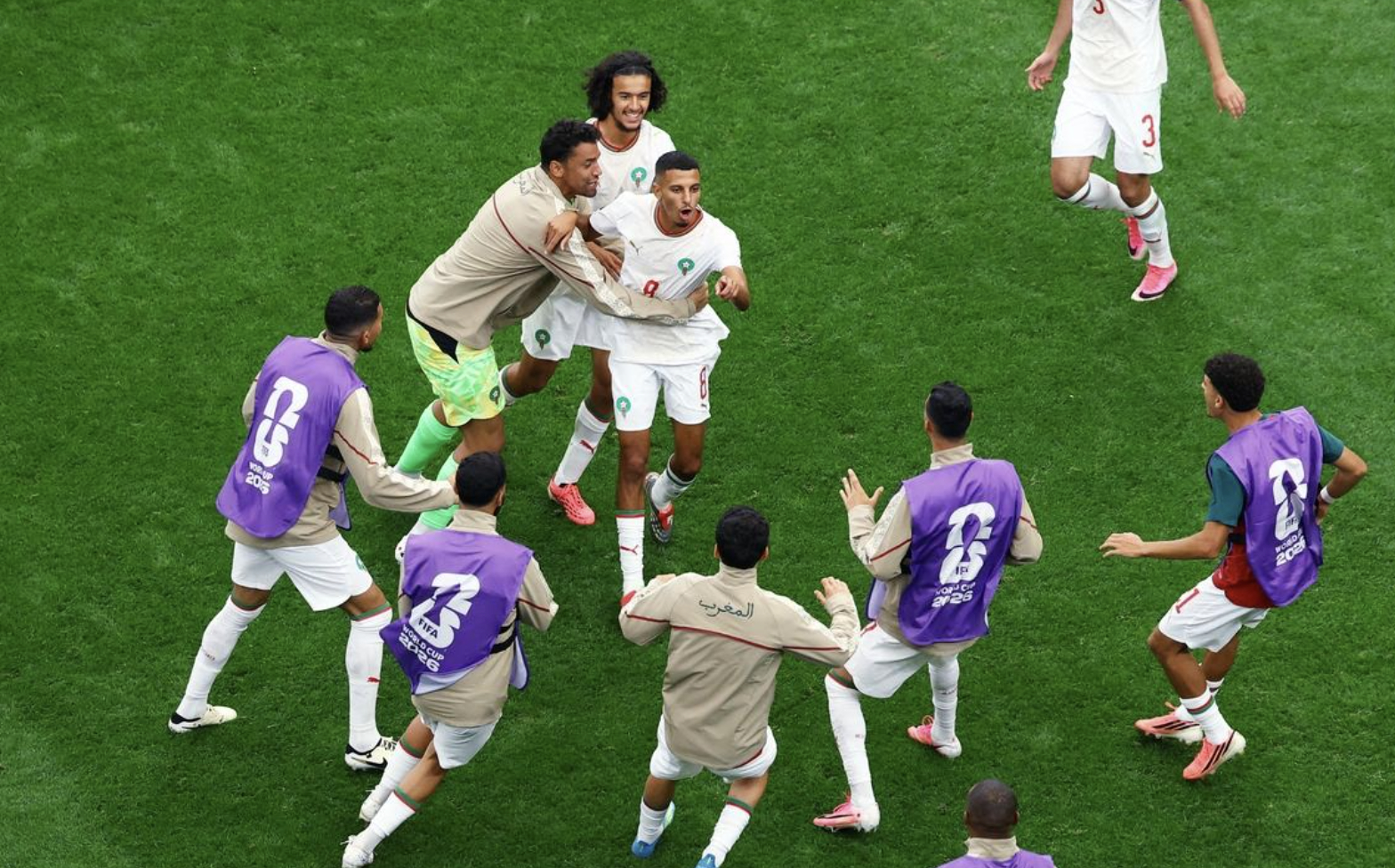 世界杯 ｜摩洛哥3-0加拿大，率先晋级8强！乌纳西梅开二度，拉希米制胜，首支出局