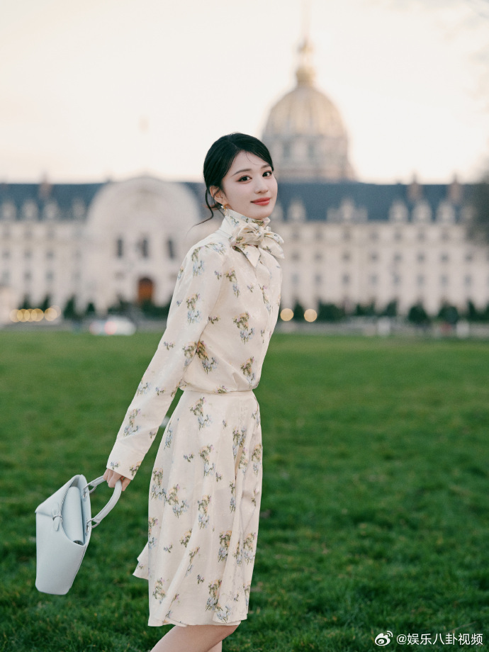 王楚然元宵节出来晒一晒王楚然元宵节晒照 这个船儿美成啥了，在巴黎过元宵节，期待晚