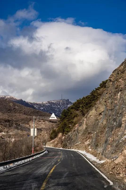 自驾旅行记录引擎轰鸣着撕开清晨的薄雾，轮胎碾过布满碎石的山路，后视镜里的城市轮廓