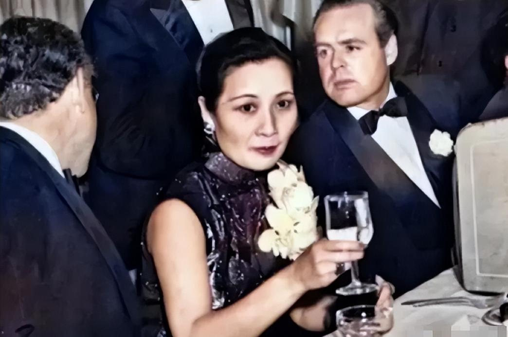 当年民众捐款买飞机打日本侵略者，宋美龄带着能买1300架的钱，却只买回300架，