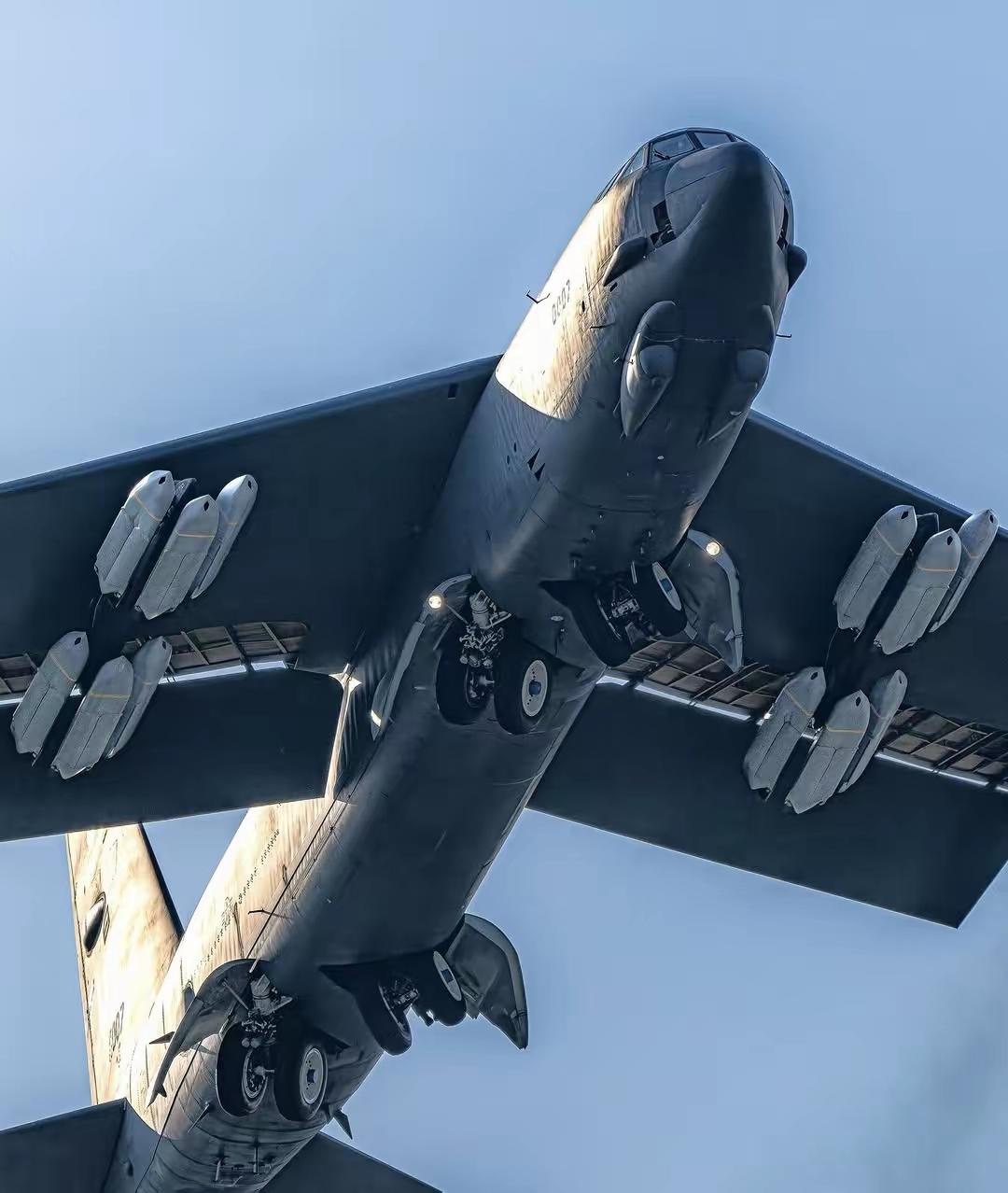 宝刀未老，B-52“同温层堡垒”战略轰炸机。
随已是七十年前的产物，但经过不断的