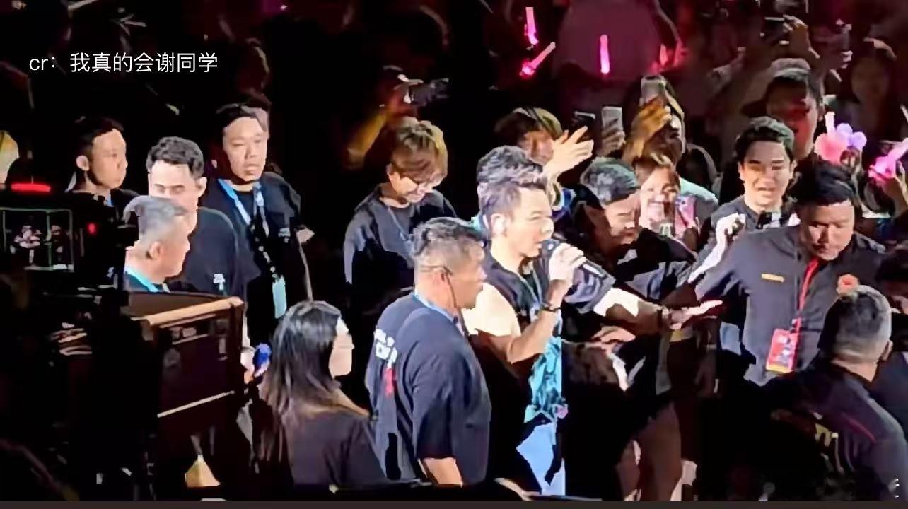 陶喆的保安快撑不住了 吉隆坡演唱会上，你一下台就开启了“疯狂饭撒”模式，和歌迷们