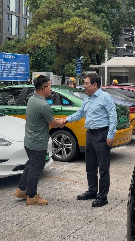 水均益北京排队充电被一眼认出从商界大咖到演艺明星再到新闻主持人，不同领域精英不约