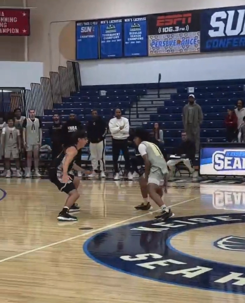 有一说一，朱正这个下盘练得可是越来越好了。反观同龄段的几个国青队友，之前比他力量