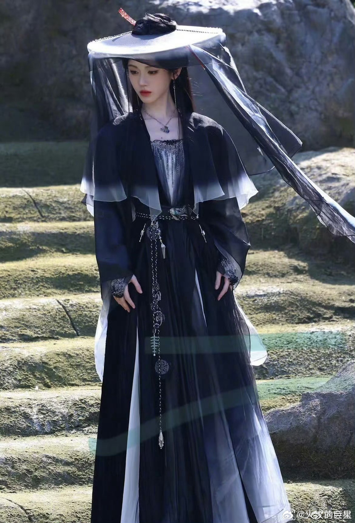 戴斗笠的女侠[爱慕]鞠婧祎来战斗笠造型路透鞠婧祎来战黑衣斗笠路透 ​​​