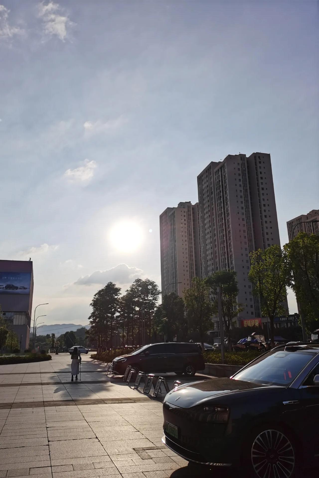 在这一方天地，天空如澄澈的梦，纯粹而辽远，似是藏着无数未被言说的故事。太阳洒下的