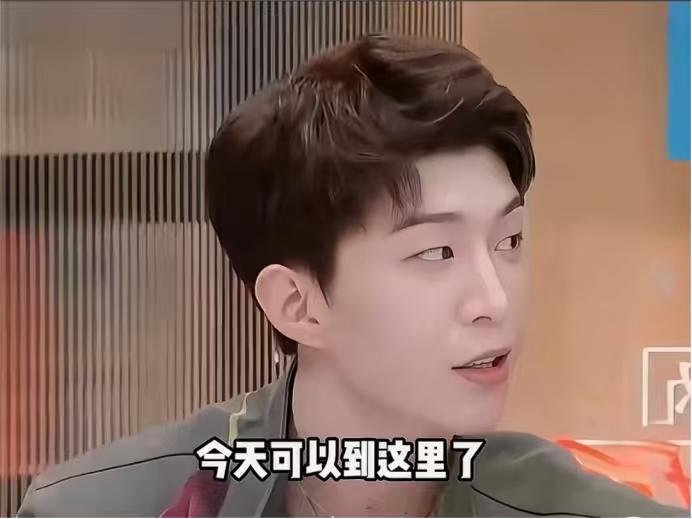 何炅：“丞丞，好羡慕你年轻啊。”

周深：“你好年轻啊。”

范丞丞：“俗套。”