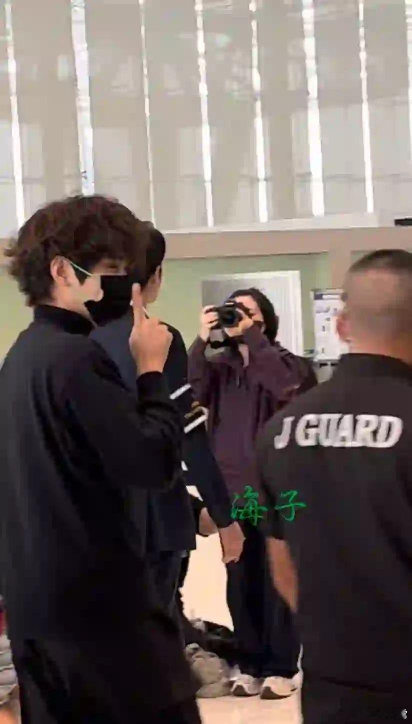 丁禹兮回国机场卷毛路透 哇，丁禹兮回国机场路透里的小卷毛简直太可爱了！黑色高领毛