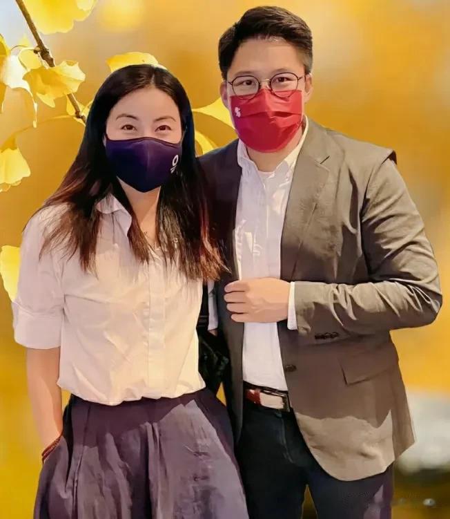 霍启刚夫妇捐款2.9亿的信息很快也被港媒转载，而人在香港的他们，于12月24日发