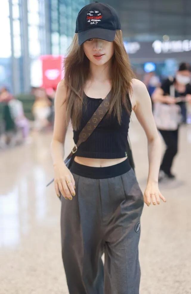 郭晓婷的机场穿搭，随性又带点小性感！
露腰背心配运动裤，又美又飒，太有范儿了～