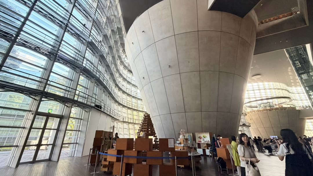 国立新美术馆，黑川纪章设计的波浪玻璃建筑，也是《你的名字》里泷与奥寺前辈约会的取
