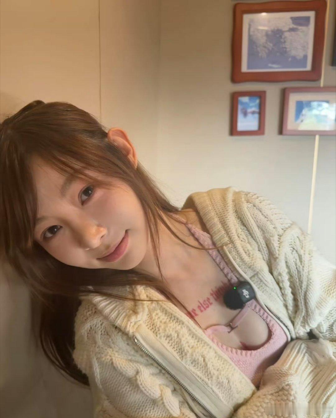 这个人是痞幼吗 穿着是不是有点暴露 