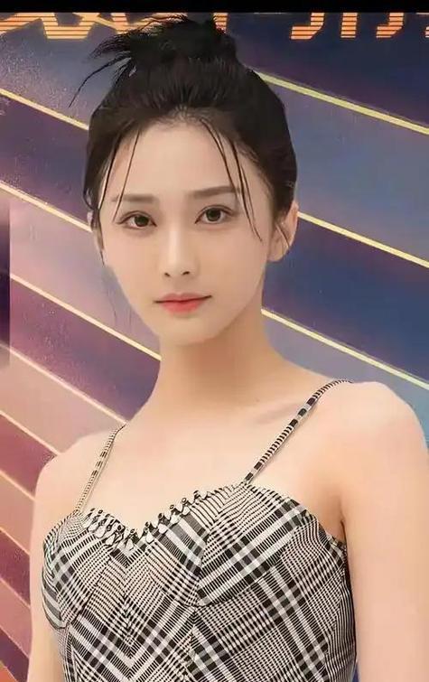 陈牧驰被拍到陪孕中期的陈冰逛花鸟市场，这准爸爸当得够称职。
娱乐圈的算盘真是打得