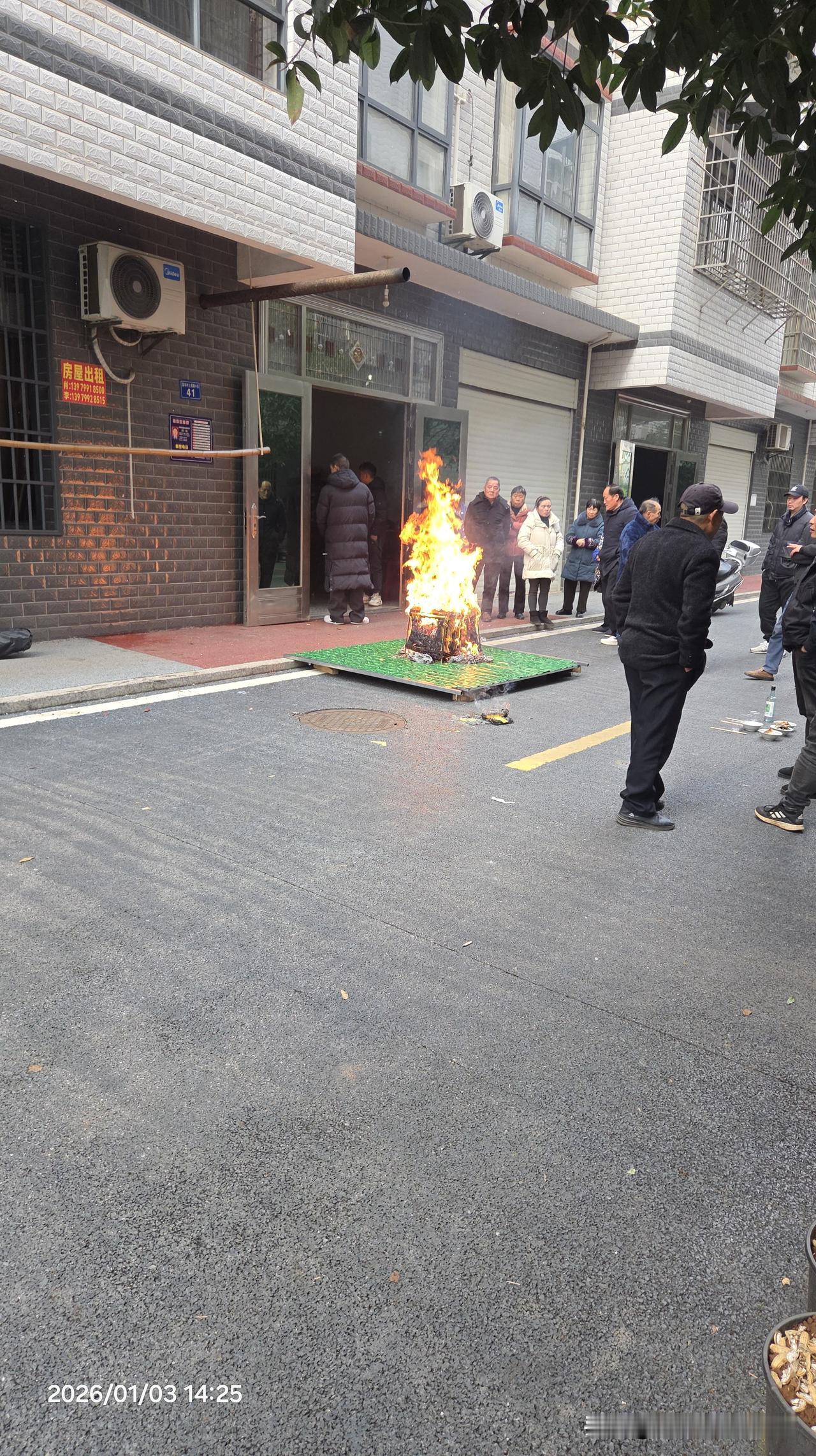 分享我这周有趣的事：
阳间的这一辈子，
就算是走完了，
带上两筐钱，
作为盘缠。