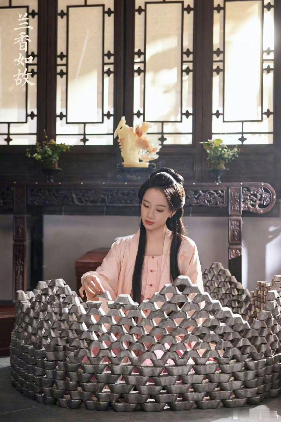 李梦新剧数银子消气 别的角色遇事伤感落泪，这里生气靠数银子平复心绪，反差感十足，