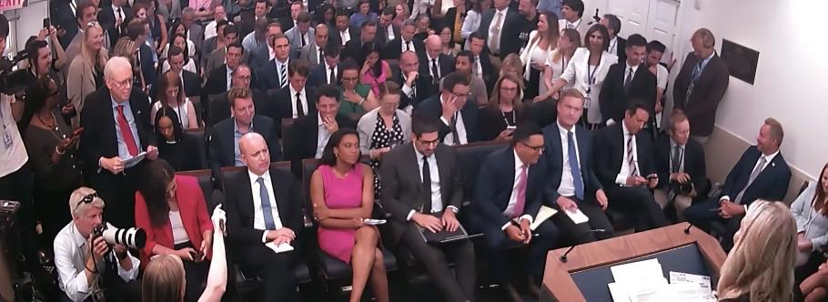 记者们聚精会神，记录每一个重要瞬间。