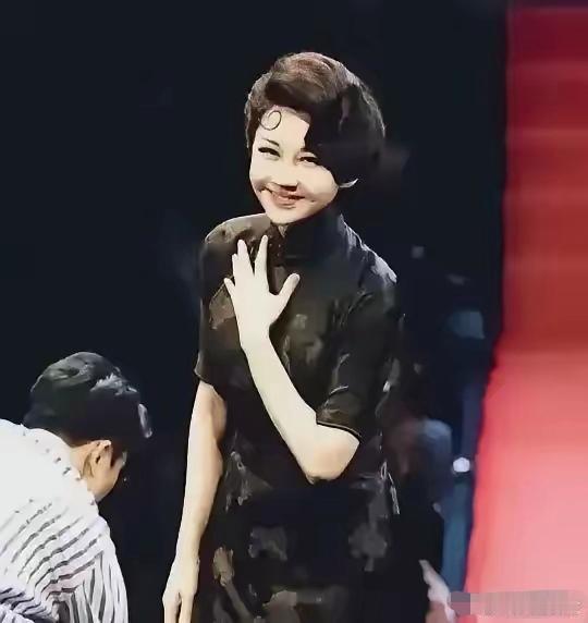 许晴形象大变，这发型这着装，都一改以前的特点，如果没有那两个可爱的酒窝，真认不出
