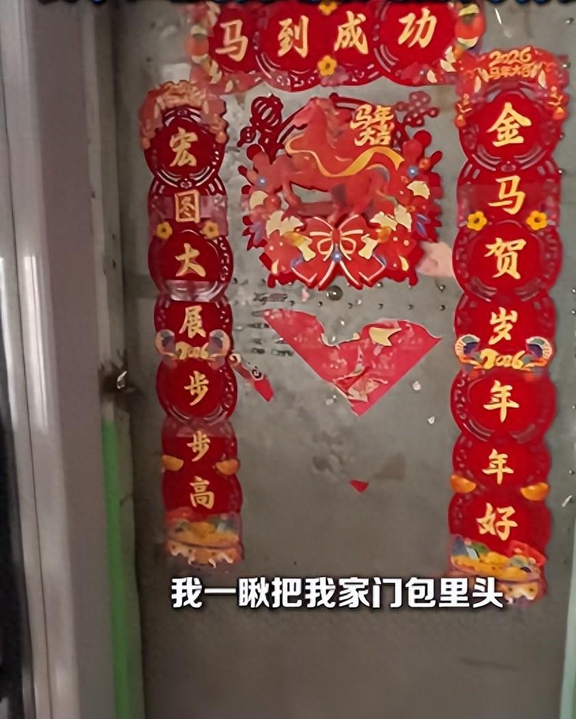 “离谱到家了！”内蒙古，女子回自家闲置房看一眼，被吓一跳，邻居把走廊安了门，上了