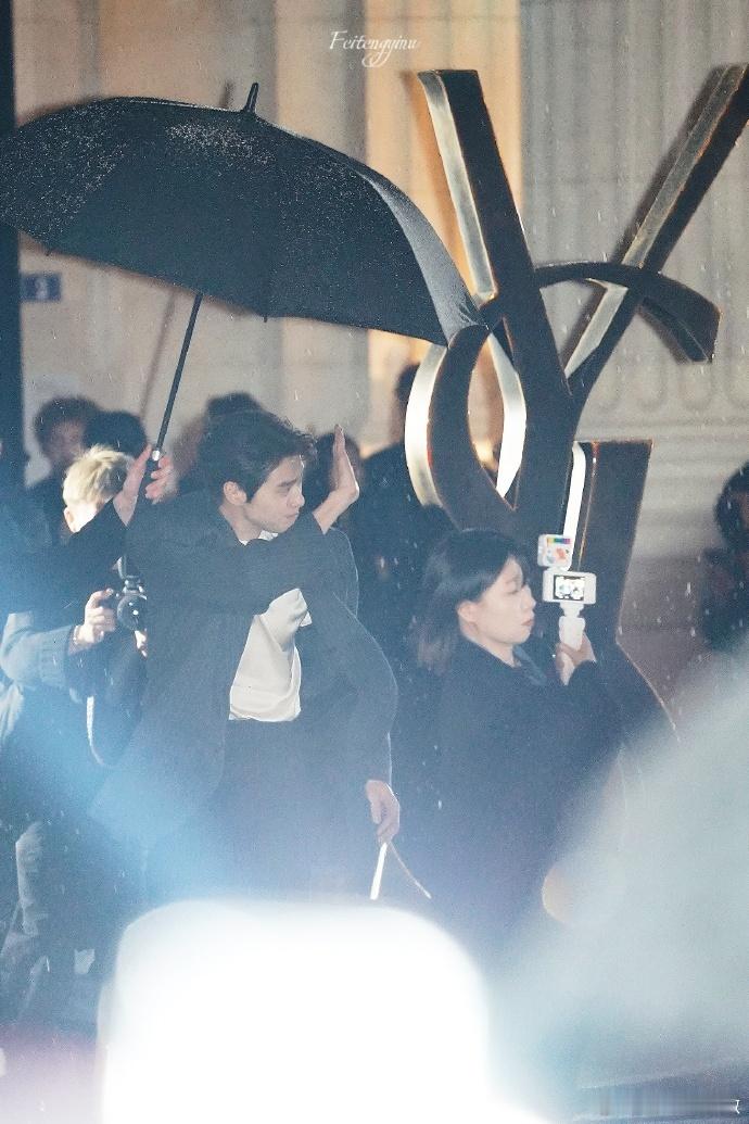 魏大勋巴黎时装周电影质感出片，氛围感男主，条纹西装真的好帅啊！[好喜欢] ​​​