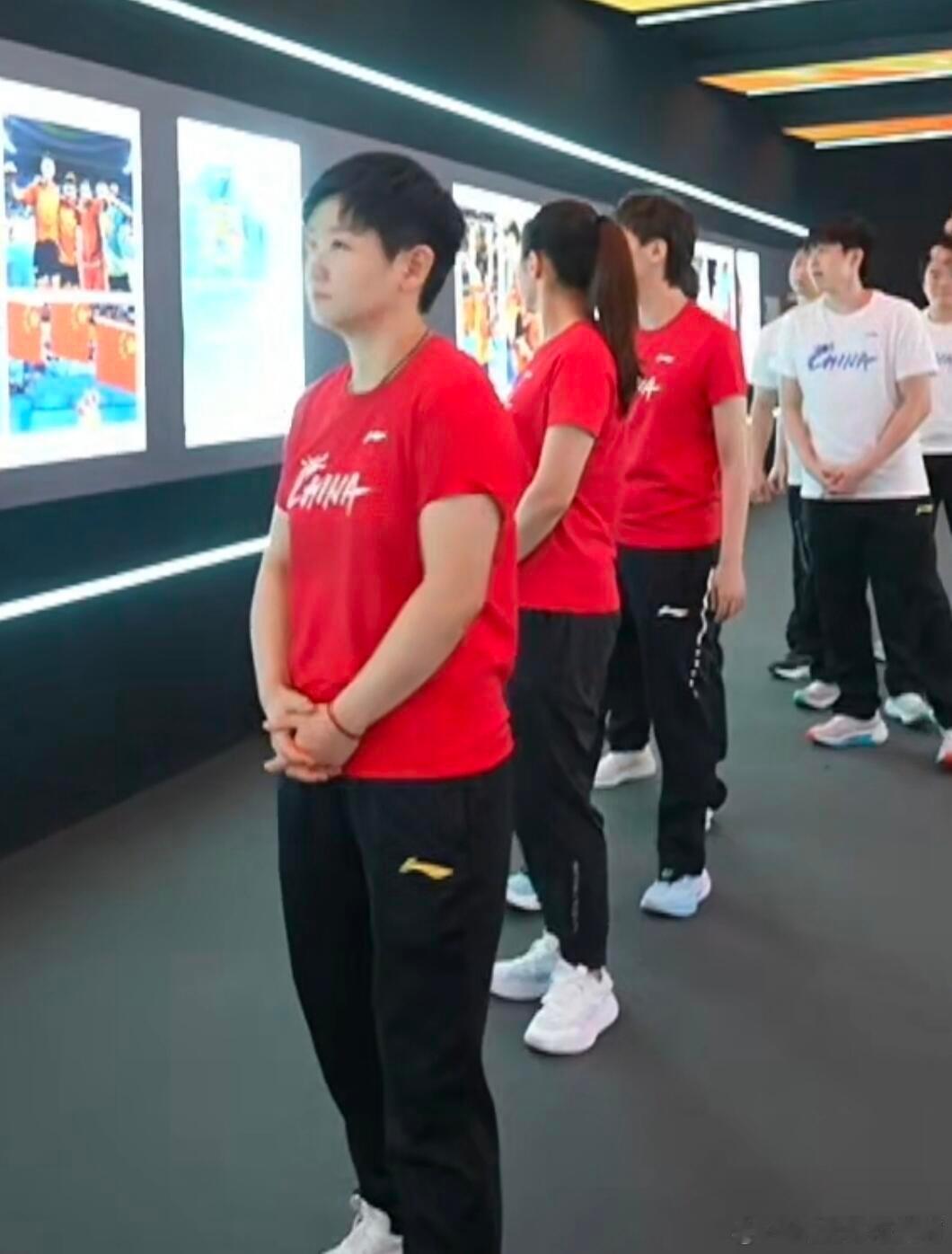 他俩真的很同步，不知道谁学谁的[喵喵][喵喵] 王楚钦 孙颖莎 