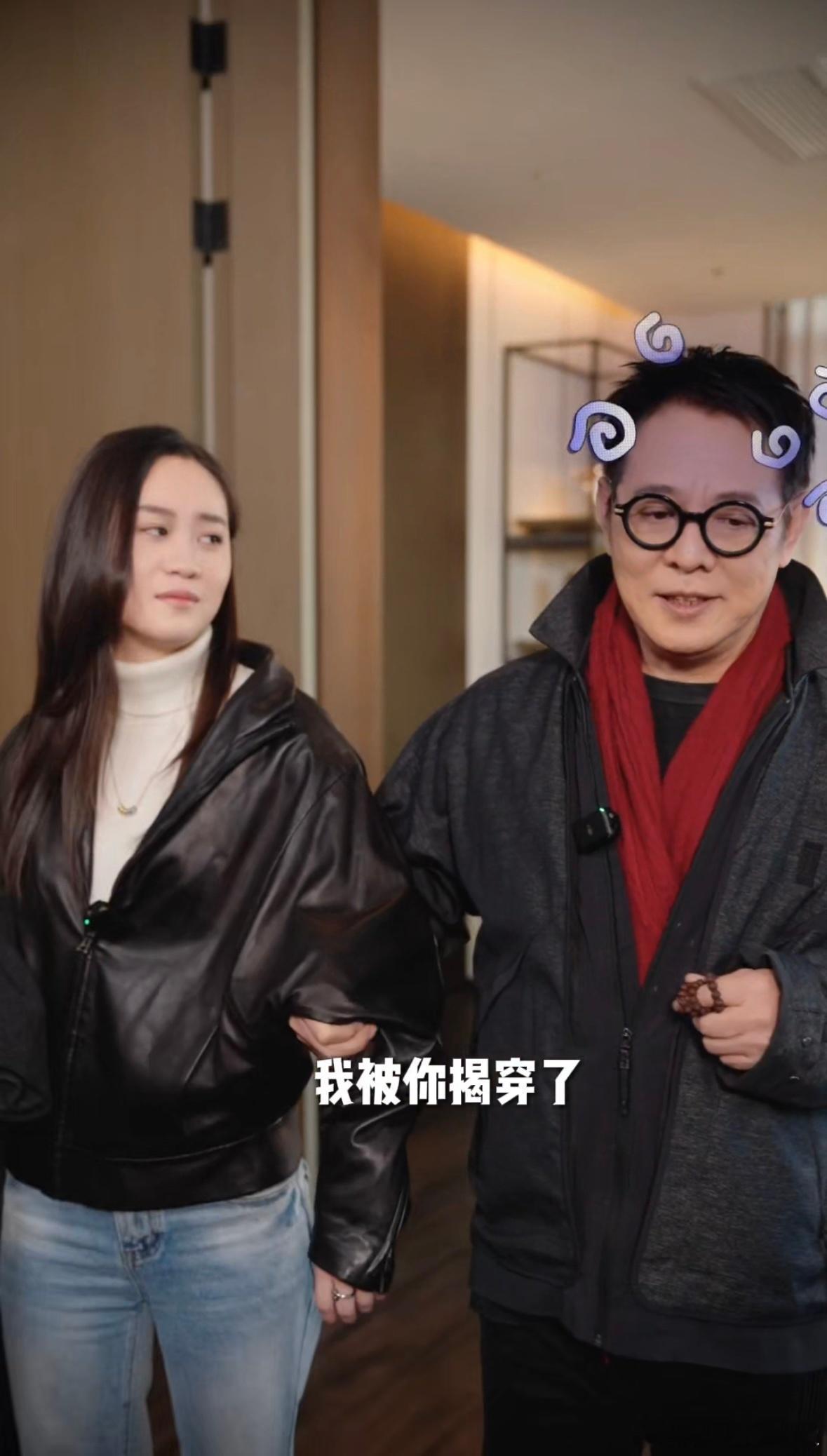 李连杰和女儿旅游松弛感 看到李连杰带女儿出游的视频，突然觉得卸下光环的他好亲切，