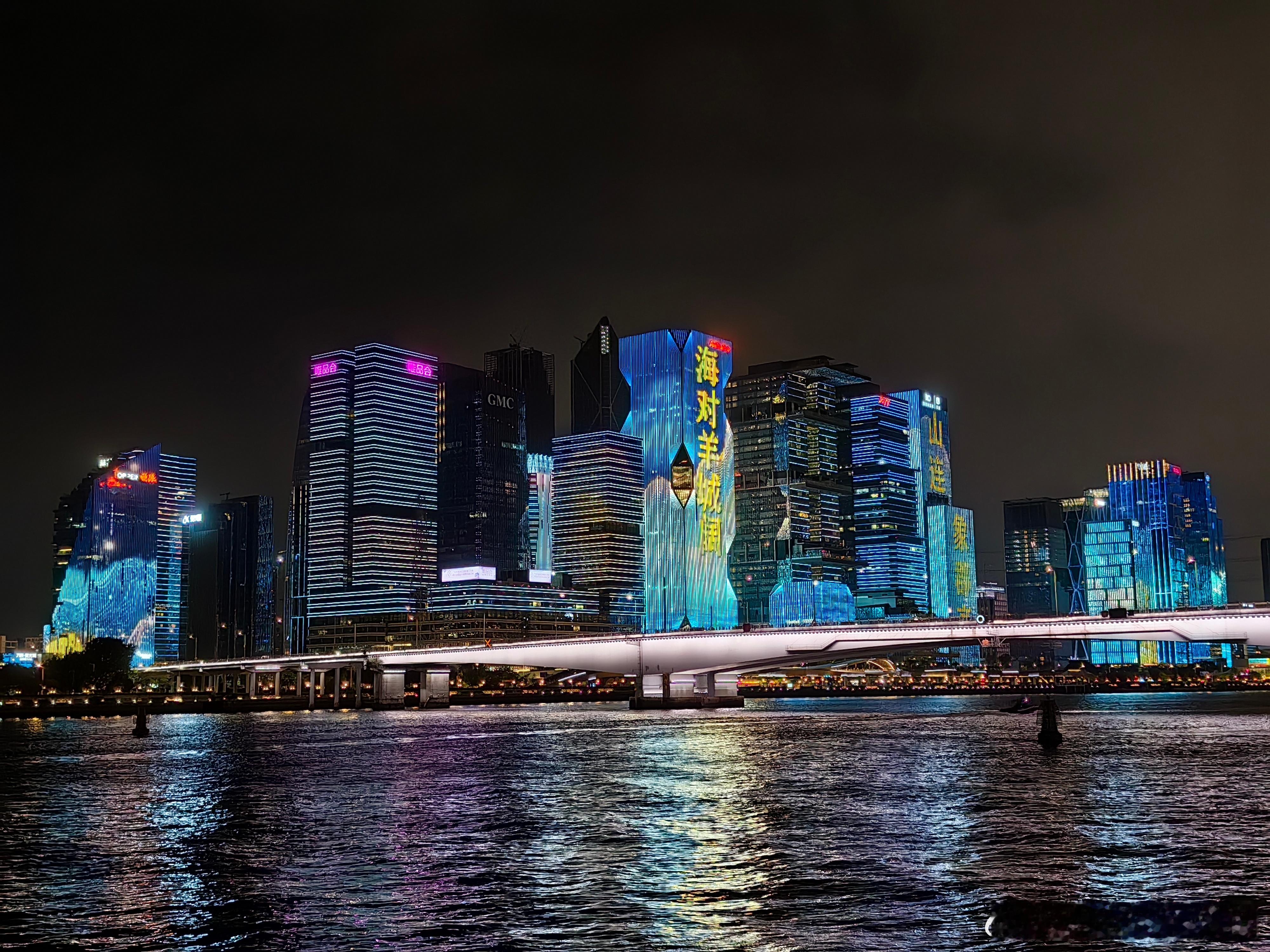 五一假期第一天，没有外出，晚饭后一家三口珠江边骑行五六公里，凉风吹拂，舒服惬意