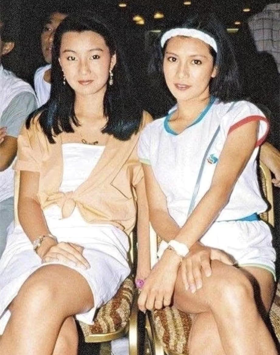 穿着素简的张曼玉和翁美玲，清纯俏皮，两个小精灵那时正青春。
刘嘉玲脸上的胶原蛋白
