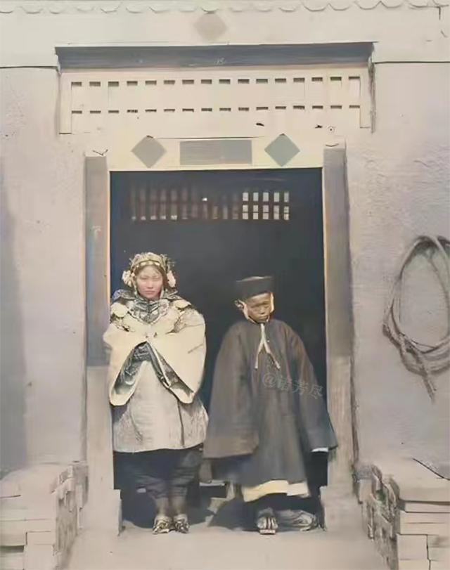 这是来自清朝晚期的一张罕见照片，北京一户人家正在为13岁的新郎和15岁的童养媳举