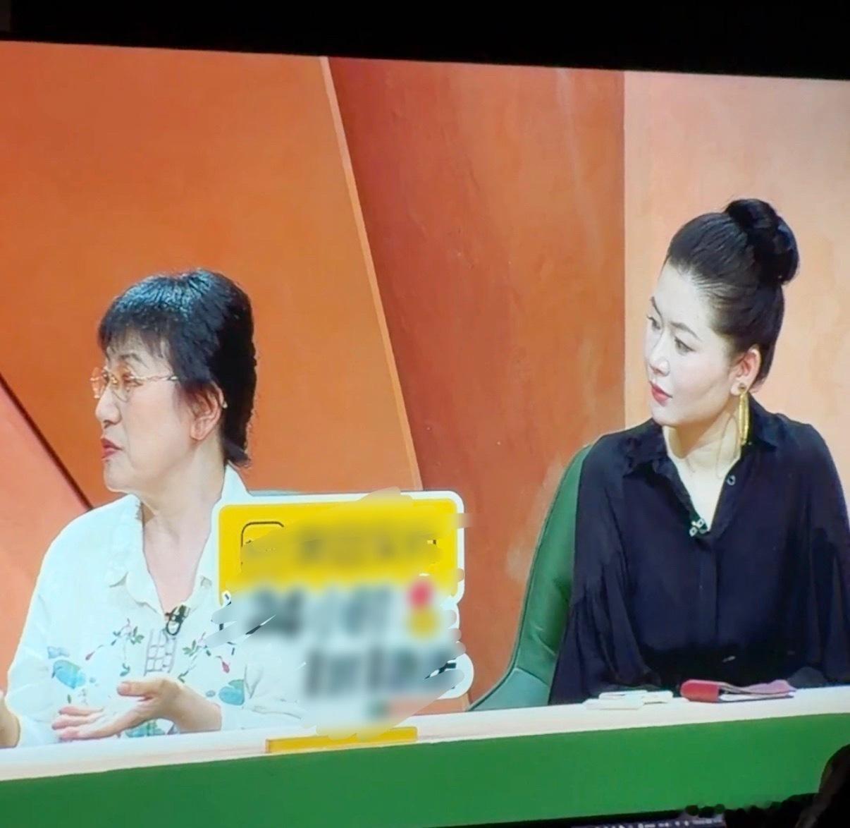 还是得来持续表达一下娱乐圈的钱难挣，除了之前写过的表情的异化，仪态的反人性，强度