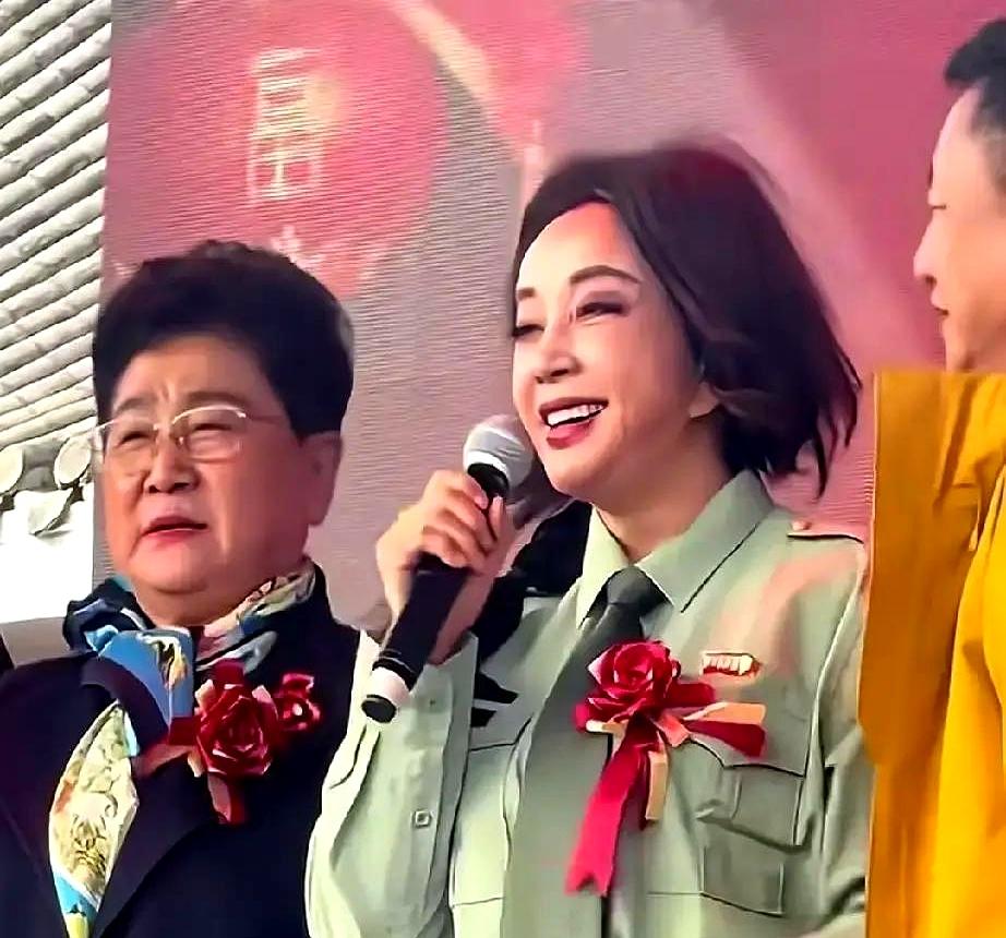 活动现场一亮相，刘晓庆的穿衣，几乎每次都能把人先“看懵”一下。
造型师航悦说过，