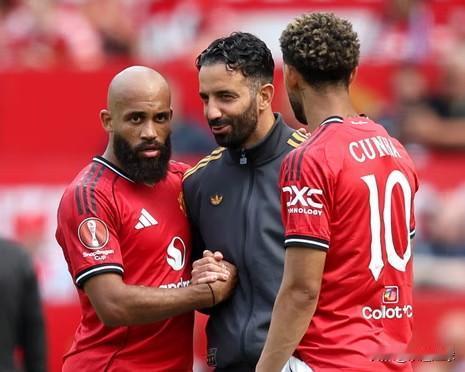 过去一个月曼联状态明显回升，主帅阿莫林也因此获得英超月度最佳教练提名。

  -