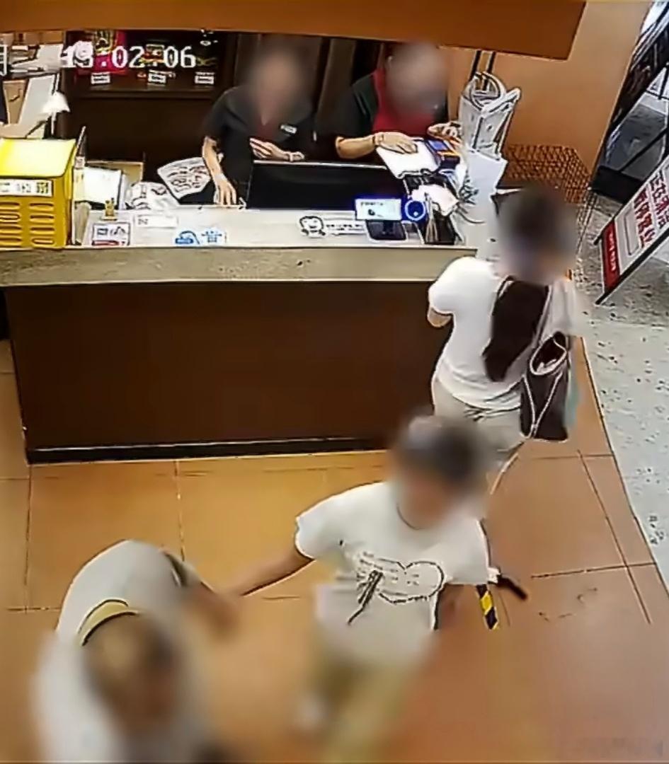 4岁男童被指摸臀事件完整监控曝光通道很窄，4岁的孩子只是下意识的把挡路的“东西”