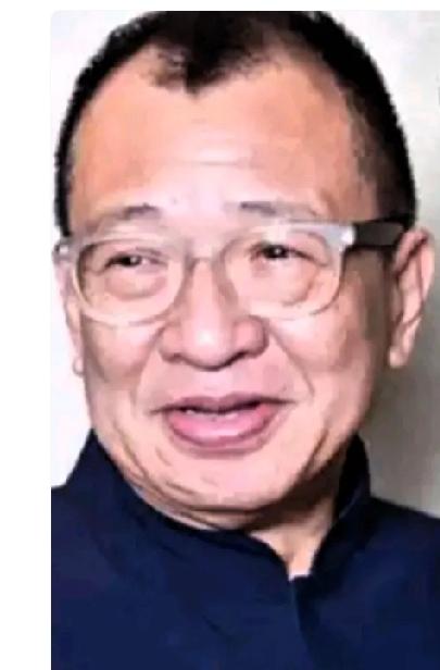 29岁就开着百万奔驰去拍戏，
家族背景显赫到让人咋舌，但他却靠实力拿下影帝！
今