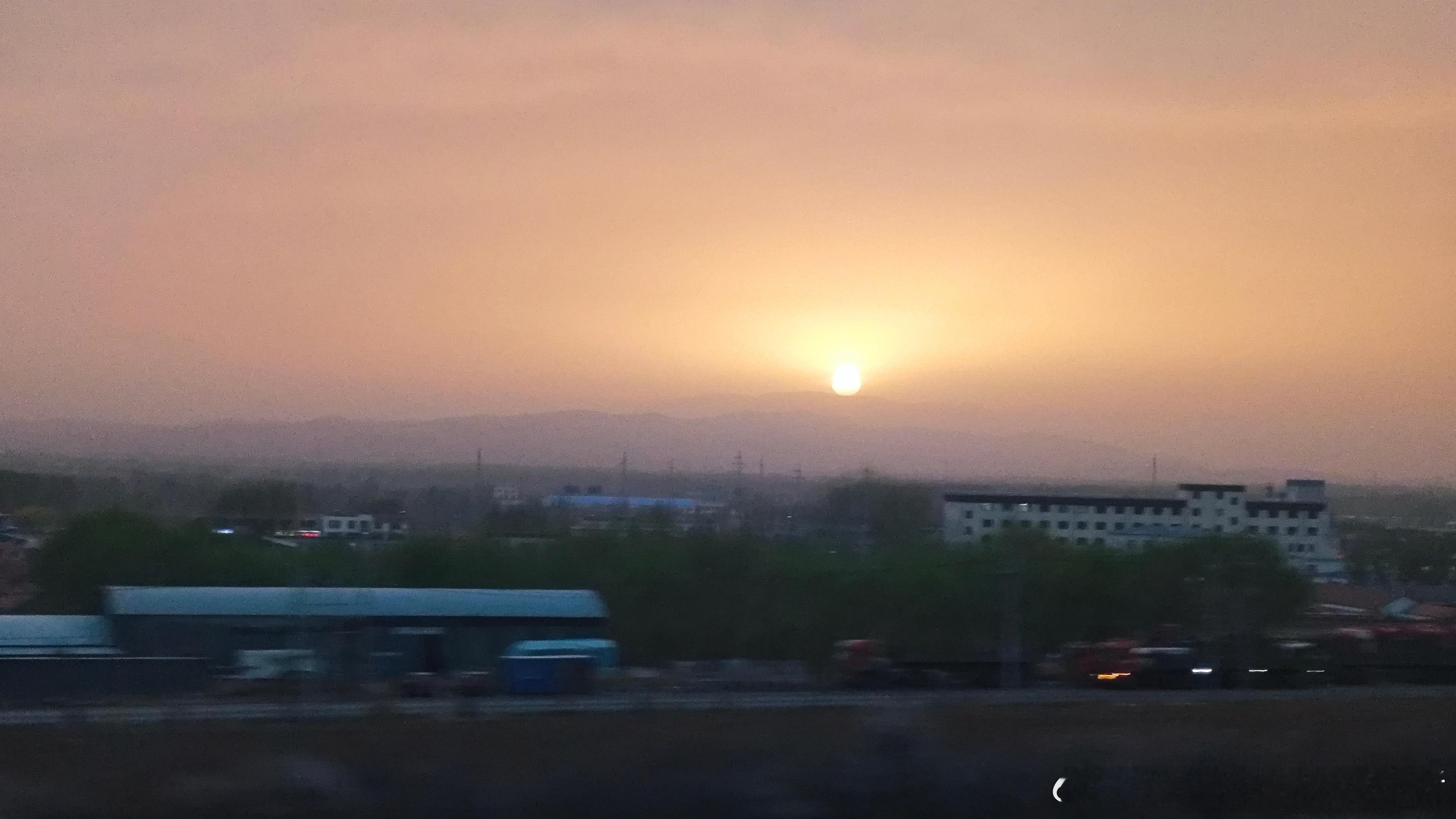 高铁上拍摄的老家的夕阳，有点沙尘暴