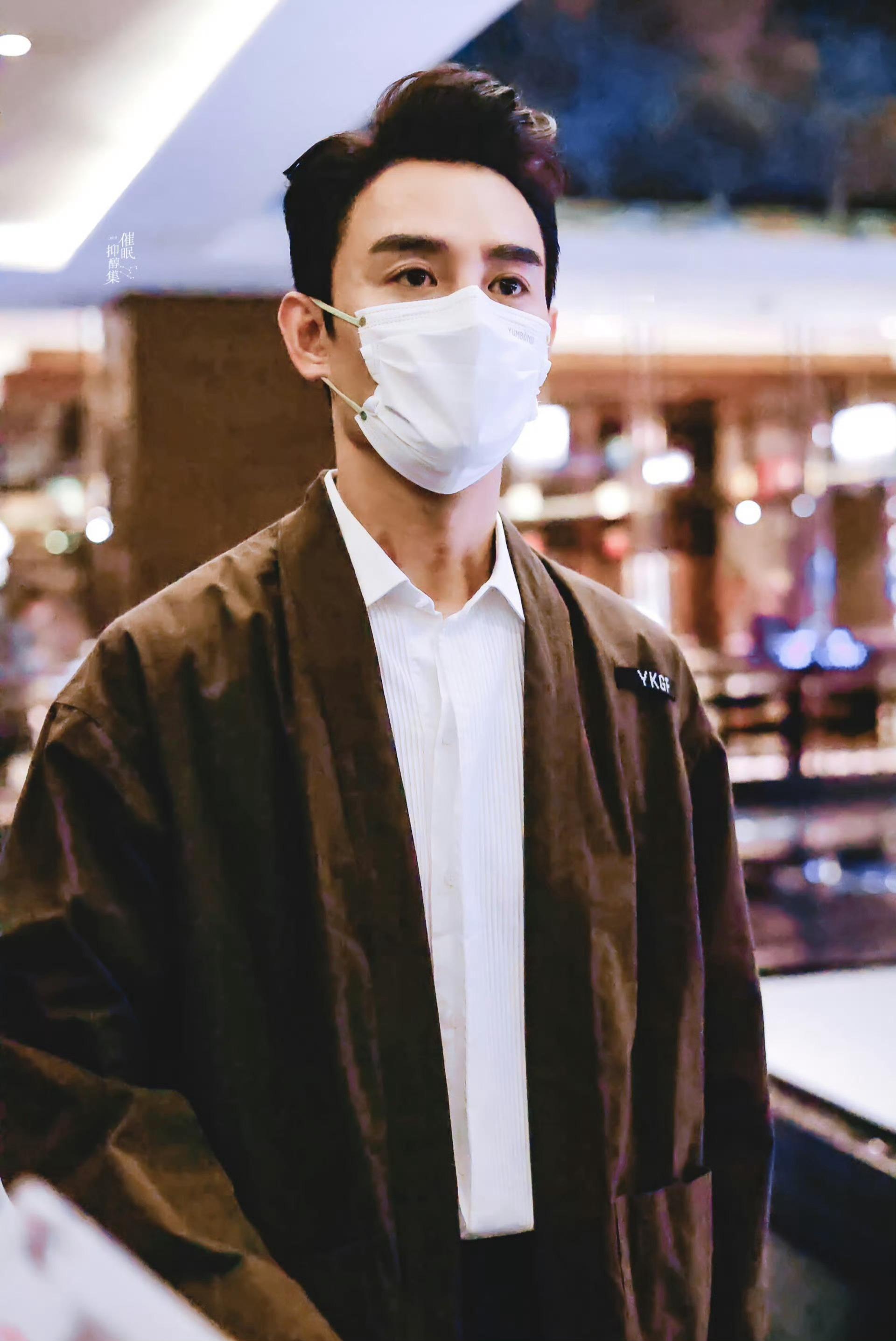 王凯机场照，成熟的气质太吸引人了#王凯[超话]# ​​​