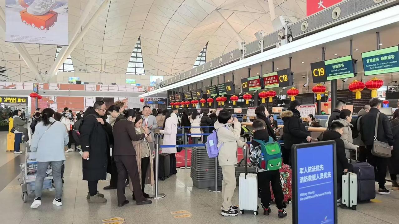 截至2025年1月28日8时，因持续降雪影响，沈阳桃仙国际机场进出港航班出现不同